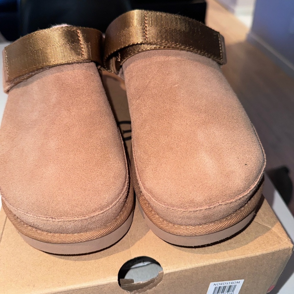 Uggs cozy clog